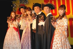 左より、優秀賞の利咲さん、坪倉、最優秀賞の野田あず沙さん、杉山、谷田部、準優秀賞の神尾美沙さん