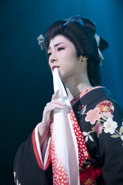 昨年に続き今年も女形を披露した山内惠介