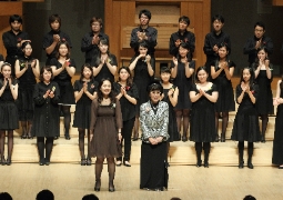 合唱団から新作を称えられる作詞家・山本瓔子（前列右）と作曲家・上田真樹（同左）