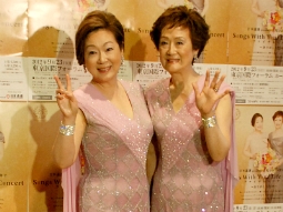 由紀さおり（左）＆安田祥子（右）姉妹