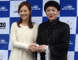 チャン・ユンジョン（左）の新曲ＭＶに美川憲一が天使役で出演