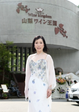 歌手・西麻由美、山梨ワイン王国でライブ
