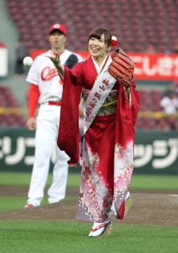 岩佐美咲、カープ本拠地で国歌斉唱＆始球式