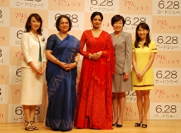 インドの国民的女優シュリデヴィ（中央）が来日！