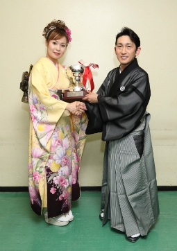 グランプリの小田代直子（左）と福田こうへい