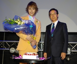 23歳の誕生日を迎えた松尾雄史（左）と恩師・水森英夫氏