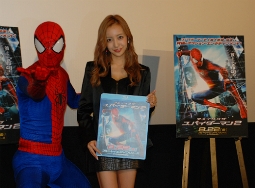 『アメイジング・スパイダーマン2』発売で板野友美がアピール