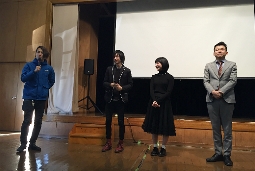 左より加納監督、清水、紗都希、前田代表