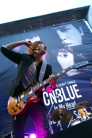 Cnblueに新宿騒然 ゲリラライブ7000人殺到し5分で中止 文化通信 Com