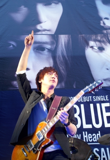 Cnblueに新宿騒然 ゲリラライブ7000人殺到し5分で中止 文化通信 Com