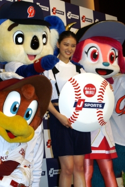 J SPORTSの全4チャンネルBS放送開始をPRする武井咲