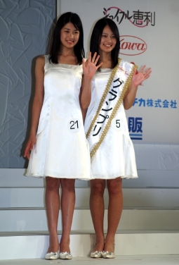 第13回全日本国民的美少女コンテスト、グランプリに輝いた吉本実憂さん（右）と小澤奈々花さん