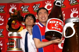 「キングオブコント2010」で優勝したキングオブコメディの2人。(左から)高橋、今野
