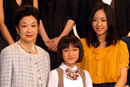 「おひさま」新キャスト発表会見に出席した（左から）若尾文子、八木優希、井上真央