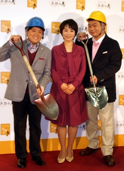 NHK新番組「ニュース深読み」をPRした（左から）稲塚貴一アナ、小野文惠アナ、徳永圭一アナ