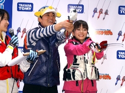 タカラトミー「バーチャルリアルマスターズ」をPRした、さかなクン（中央）