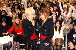 CD発売イベントを行った「葵&涼平 incl.アヤビエメガマソ」　（左が葵）