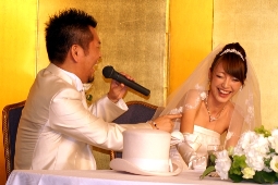 結婚披露宴を行ったFUJIWARAの藤本敏史（左）と木下優樹菜