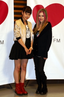 TOKYO FM「前田敦子のHEART SONGS」公開収録を行ったAKB48・前田敦子（左）とアヴリル・ラヴィーン