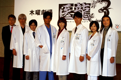 ドラマ「医龍3」発表会見に出席した(左から)岸辺一徳、遠藤憲一、小池徹平、坂口憲二、稲森いずみ、佐々木蔵之介、谷村美月、池田鉄洋 医龍3.JPG