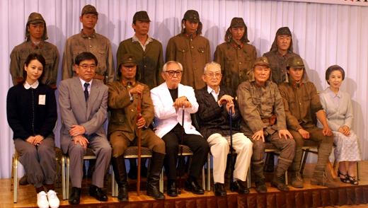 (前列左より)下段左から堀北、石坂、長渕、倉本氏、鴨下氏、たけし、小栗、八千草(後列左より)遠藤、ARATA、生瀬、向井、塚本、温水 PICT00940.JPG