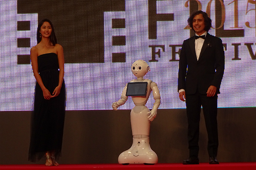 開幕宣言をするナビゲーターの季葉（左）、野村雅夫（右）、ソフトバンクのロボット「pepper」（中央）修正.jpg